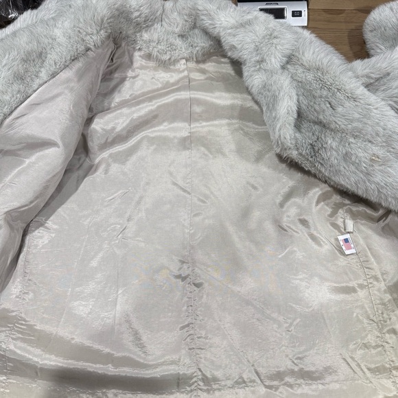 Vintage Faux Fur Coat Plush Warm USA Made Old Money Mob Wife Grandmacore Winter - Picture 13 of 16